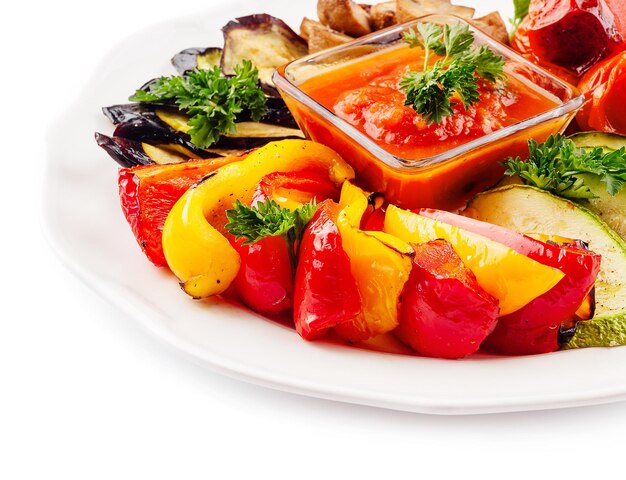 Talerz z kolorowym daniem